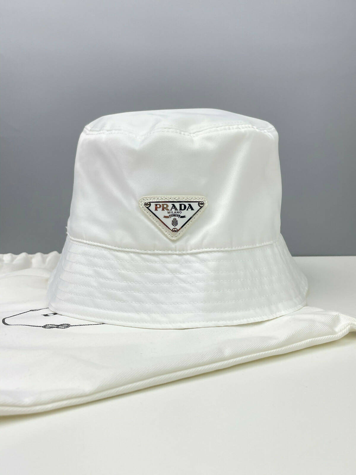 white Prada bucket hat, authentic, size m, only worn once White Foldable Re-Nylon bucket hat | PRADA - United States main image 2